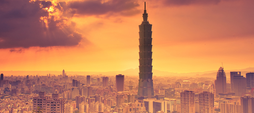 une ville au coucher du soleil